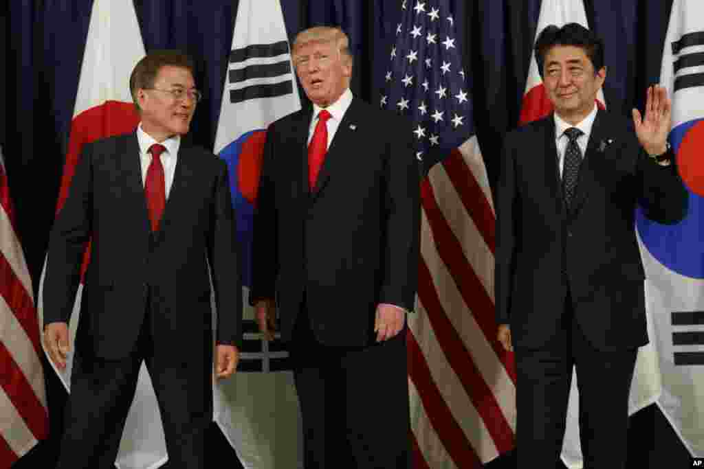 美国总统川普在汉堡会见日本首相安倍和韩国总统文在寅(2017年7月6日)。三人共进晚餐,之后美日韩发表共同声明,谴责朝鲜试射洲际弹道导弹,并且说三国将推动联合国安理会对朝鲜进一步制裁,并呼吁朝鲜邻国要“加强说服朝鲜放弃威胁与挑衅,立刻采取步骤进行无核化,并且停止弹道导弹项目。”美国本周在联合国提出谴责朝鲜试射洲际弹道导弹的决议案,俄罗斯和中国拒绝支持。  