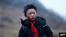 8岁的云南“冰花男孩”王福满(2018年1月11日)。云南山区鲁甸的8岁小学生王福满身穿单薄的衣服攀爬山路走到学校,头发上结满了白白冰花的照片,让无数网友心碎和震惊。