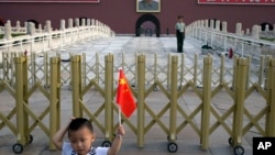 中国政治象征天安门城楼以及在附近照相、手持国旗的儿童。反腐是否会导致“城头变幻大王旗”?