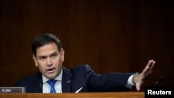 资料图:在美国国会参议院外交关系委员会听证会上,美国共和党籍参议员鲁比奥向美国国务卿安东尼·布林肯提问 (2021 年 9 月 14 日)