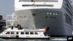 Sebuah kapal pesiar menabrak kapal turis di Venesia bulan Juni lalu (foto: dok)..