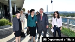 2017年9月28日美国国务卿蒂勒森(右二)和中国国务院副总理刘延东在美国与中国社会文化对话工作早餐前交谈 (国务院图片)