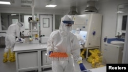 塞尔维亚贝尔格莱德的火眼病原分子检测国家实验室的科学家在检验新冠病毒的测试样本。(2020年5月12日)