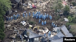 在日本南部熊本地震造成的泥石流摧毁了数座住房,救援人员正在对一所倒塌的房子进行搜救。 (2016年4月16日)