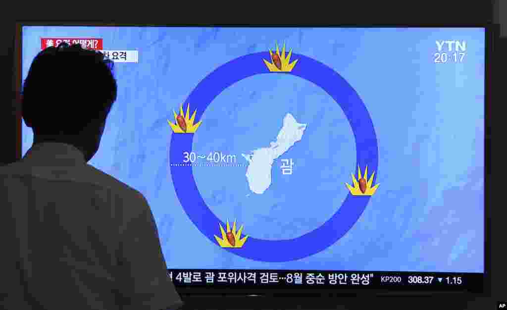 2017年8月10日,韩国首尔火车站,有人观看电视新闻报道朝鲜威胁袭击关岛。 