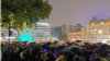2024年10月26日,上海中山公园挤满了庆祝万圣节的年轻人,当局出动大量警察,每隔几米就有一名警察站岗 。 (照片来自李老师不是你老师的X平台)