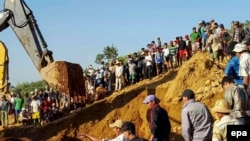 ၂၀၁၅ နိုဝင်ဘာတုန်းက ဖားကန့်ကျောက်စိမ်းတွင်းမြေပြိုမှု ဖြစ်စဉ် (ဓါတ်ပုံ- ဇော်မိုးထက်/EPA)