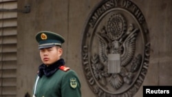 一名中国武警在美国驻中国大使馆门前站岗。(2018年4月5日)