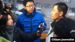 朱瑞峰1月28日应讯后接受守候在派出所外面的媒体采访。 (朱瑞峰)