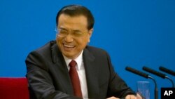中国总理李克强在北京人大会堂全国人大闭幕后举行的记者会上。(2016年3月16日)