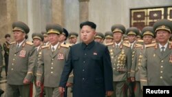 朝中社发布的照片显示朝鲜领导人金正恩和军人参加朝鲜战争停战纪念活动(2014年7月27日)
