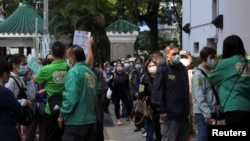 香港民众戴着口罩排着长队等待接种中国产的科兴疫苗。(2021年12月2日)
