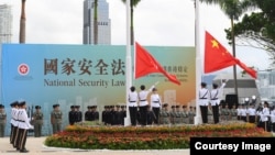 香港当局在港区国安法颁布数小时后举行回归周年升国旗仪式(香港政府2020年7月1日照片)