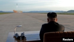 朝鲜中央通讯社(KCNA)发布的这张未注明日期的照片显示朝鲜领导人金正恩观看朝鲜发射火星12弹道导弹。