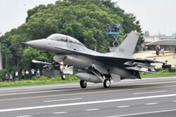 美制F-16V战机在台中彰化一条高速公路上降落。(2019年5月28日)