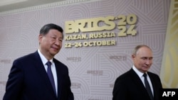 ရုရှားသမ္မတ Vladimir Putin (ယာ) နဲ့ တရုတ်သမ္မတ Xi Jinping တို့ BRICS ထိပ်သီးညီလာခံဖွင့်ပွဲအခမ်းအနားတက်ရောက်စဥ်။ (အောက်တိုဘာ ၂၂၊ ၂၀၂၄)