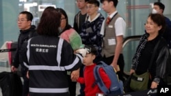 港府提升应对神秘肺炎的级别,2020年1月4日在香港机场检测旅客体温。