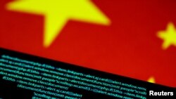 资料照片:计算机代码和中国国旗。