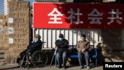 北京街头晒太阳的老年人。(2020年11月3日)