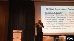 “500家新创企业”(500 Startups)的共同创建者戴维·麦克卢尔在会议上发言