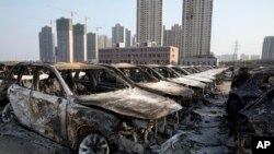 天津港新车停车场里被烧焦的汽车 (2015年8月13日)