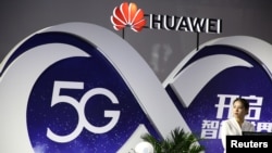 在北京国际信息通信展览会上的华为展位显示5G技术。(2018年9月28日)