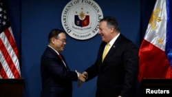 资料照:美国国务卿蓬佩奥与菲律宾外长洛钦在菲外交部握手。(2019年3月1日)