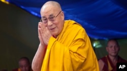 西藏流亡精神领袖达赖喇嘛抵达位于印度达兰萨拉的西藏儿童村学校发表宗教讲话(2015年5月27日)