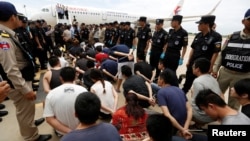 资料照:中国警察在金边国际机场接收柬埔寨警方遣返中国的台湾籍和大陆籍涉嫌电信诈骗的嫌疑人。(2016年6月24日)