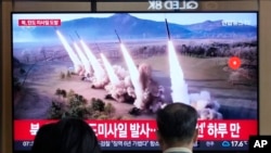 韩国电视节目播放朝鲜发射导弹的资料图。(美联社2024年5月30日)