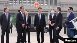 美国国务卿安东尼·布林肯(Antony Blinken)星期四(4月25日)下午搭机抵达北京。(媒体联访照片)
