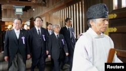 靖国神社人员带领日本议员参拜该国的战争亡灵,其中包括经审判而被定罪的战犯。(2019年8月15日资料照)