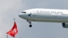一家国泰航空公司的波音777客机降落在香港机场。(2019年8月14日)