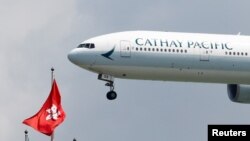 一家国泰航空公司的波音777客机降落在香港机场。(2019年8月14日)