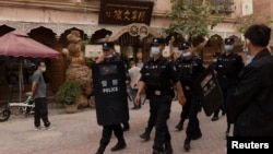 中国警察在新疆喀什老城巡逻。(资料照,2021年5月4日)