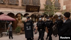 中国警察在新疆喀什老城巡逻。(2021年5月4日)