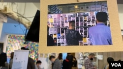 多名香港年轻人趁圣诞长假期举办“连侬说”展览及圣诞市集,重现部分去年反送中运动连侬墙的面貌,由义工诉说连侬墙背后的故事 (美国之音/汤惠芸)