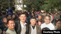贵州维权人士在人民广场,陈西为右二穿白衣者