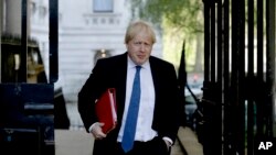 英国外交大臣约翰逊抵达伦敦唐宁街10号参加内阁会议。(2018年5月1日)