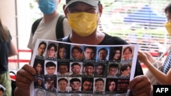 香港民众手举47位泛民派活动人士的照片表示支持。(2021年5月31日)