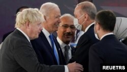 美国总统拜登在罗马20国集团峰会上与土耳其总统埃尔多安和英国总理约翰逊交谈(2021年10月30日)