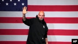 宾州的菲特曼(John Fetterman)为民主党人保卫联邦参议院控制权的努力赢得关键一席。(美联社2022年11月9日)