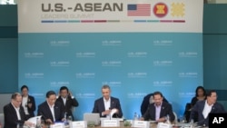 奥巴马总统在东盟10国领导人会议发言前,打开了自己的笔记本(2016年2月15日)。