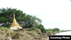 သန်လျင်အပိုင် ဖားကူးကျေးရွာမှာ မြစ်ကမ်း အတိုက်စားခံနေရပုံ (ဓါတ်ပုံ ဦးရဲမြင့်စိုး)