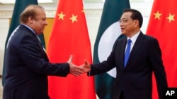 中国总理李克强在北京人大会堂会见到访的巴基斯坦总理谢里夫。 (2017年5月13日)