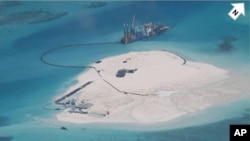 中国在约翰逊礁(菲律宾称马比尼礁,中国称赤瓜礁)兴建基础设施。