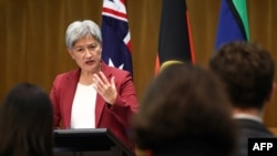 2024年3月20日,澳大利亚外交部长黄英贤(Penny Wong)在堪培拉的澳大利亚国会大厦与中国外交部长王毅举行双边会谈后的新闻发布会上讲话