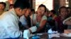 ကရင်ပြည်နယ် ဘားအံမြို့နယ်တွင်း ကျန်းမာရေး ဝန်ထမ်းမှ ဒေသခံများတွင် ငှက်ဖျားပိုး ရှိမရှိ သွေးဖောက် စစ်ဆေး (နိုဝင်ဘာ ၂၈၊ ၂၀၁၄)