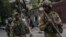 Molobeli ya basoda ya batomboki ba M23, major Willy Ngoma (C) na Goma, 29 sanza ya yambo 2025. (AP Photo/Moses Sawasawa)