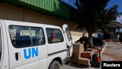 联合国近东巴勒斯坦难民救济和工程处(UNRWA)的工作人员2024年1月30日在约旦河西岸装运人道救援物资。(路透社)